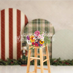 Lofaris Festive Red Striped and Green Plaid Arched Holiday Backdrop Christmas Nutcracker Garland Decor